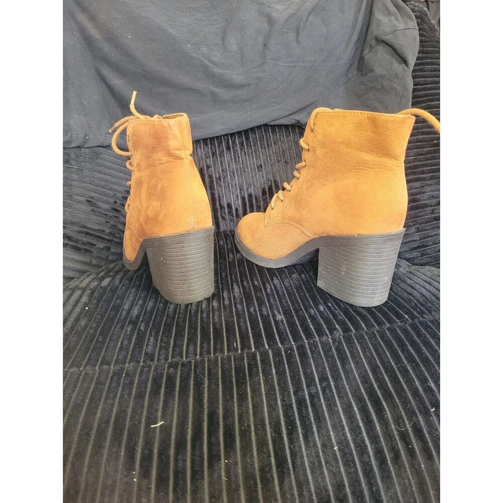 Forever 21 Tan Lace-Up Boots – Size 7.5